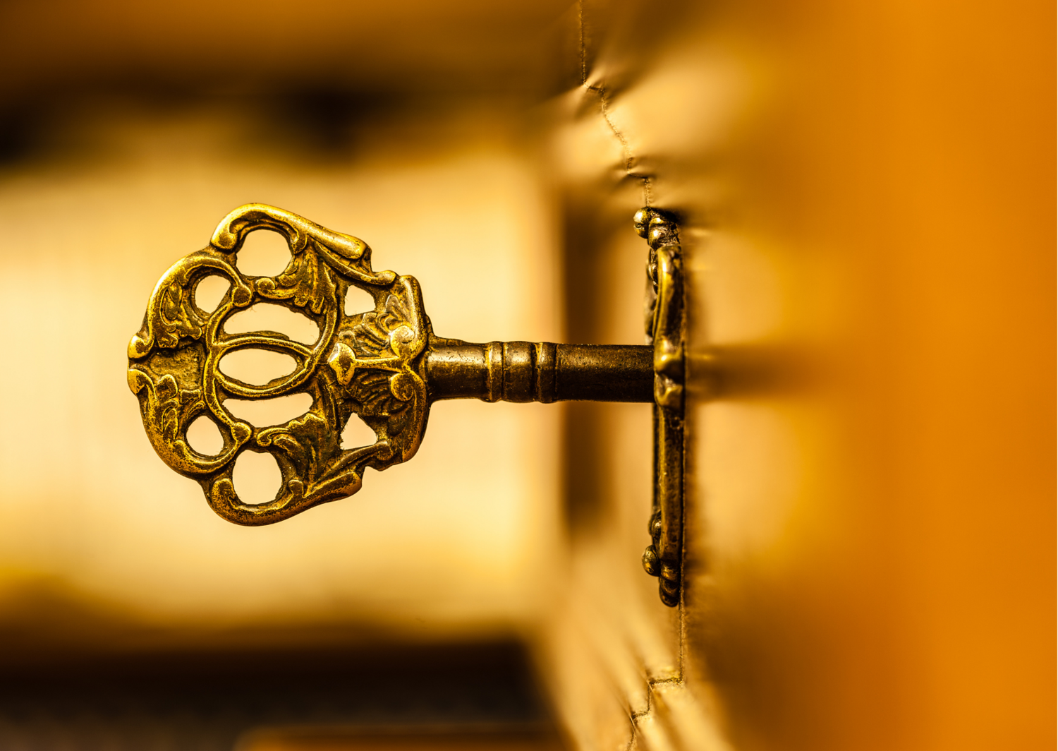 Schlüssel in goldener Tür